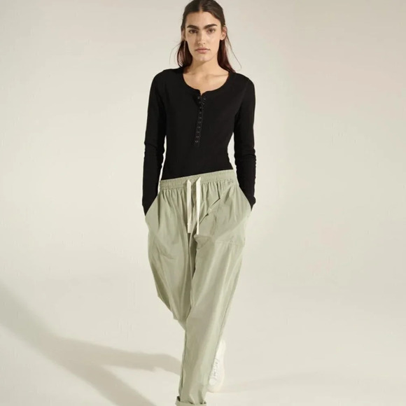 Sweaty Betty Pants - Sweaty Betty and Halle Berry Maia Woven Jogger